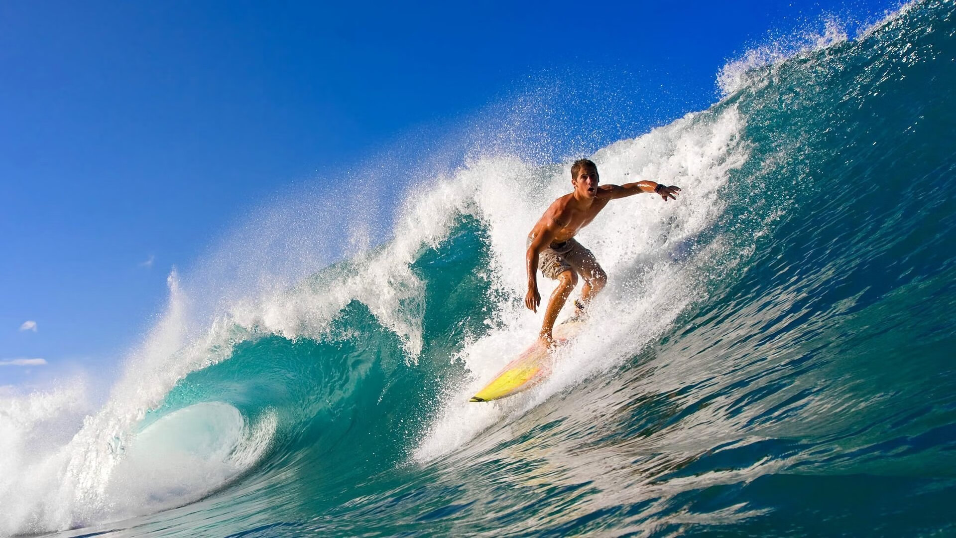 银箭破晓，汉密尔顿点燃赛场，迈凯伦力克红牛二队的战术博弈